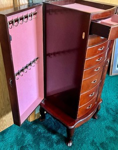 lot 93 image: Jewelry Cabinet