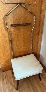 lot 117 image: Vintage MCM Gentlemans Butler Valet Dressing Chair