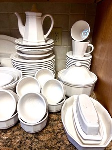 lot 191 image: Pfaltzgraff Heritage Dinnerware Set