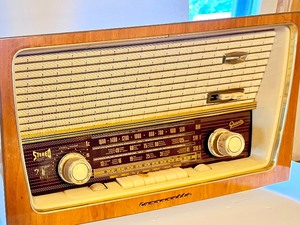 lot 6 image: Vintage German Graetz Canzonetta Stereo Tube Radio