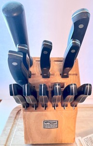 lot 194 image: Chicago Cutlery Knife Set and Cutting Board