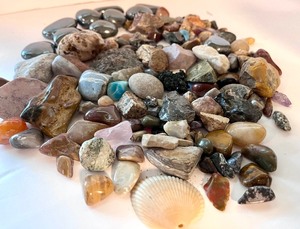 lot 44 image: Variety of Polished Rocks and Stones