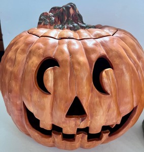 lot 175 image: Vintage Ceramic Halloween Decorative Pumpkin Figurines