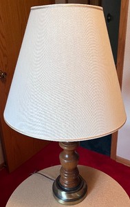 lot 143 image: Thats a LOT of Lamps