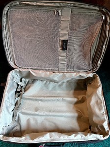 lot 142 image: Luggage Lot for the Entire Family (6 Suitcases)