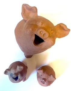 lot 189 image: Adorable Set of 3 Terracotta Pottery Pigs