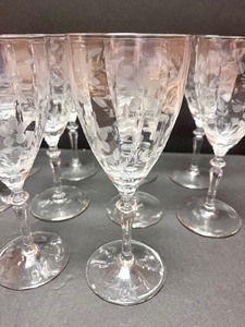 lot 251 image: Vintage Etched 8 Wine Glasses