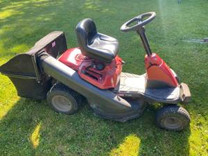 lot 5 image: Craftsman 30 inch Riding Lawnmower