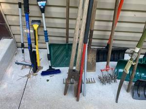 lot 14 image: Outdoor Tools