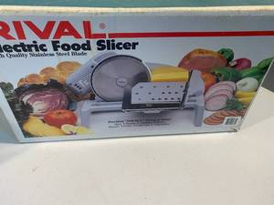 lot 26 image: Small Kitchen Electrics and Supplies