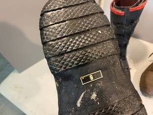 lot 31 image: Boots and more