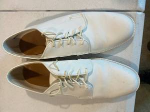 lot 43 image: Footwear