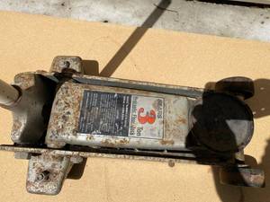 lot 92 image: 3 Ton Hydraulic Floor Jack