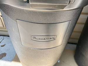 lot 113 image: Trash Cans