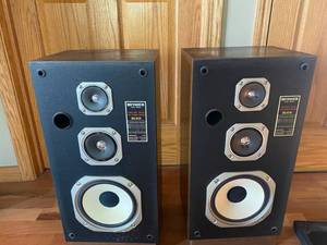 lot 45A image: Fisher DS-810 Floor 3-way Speakers, 8 inch Woofer, 590w 8ohms