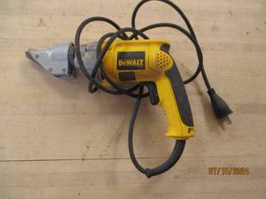 lot 32 image: DeWalt DW891 14 gauge swivel head s...