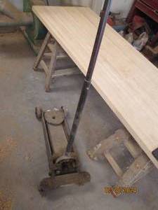 lot 51 image: Heavy duty floor jack...