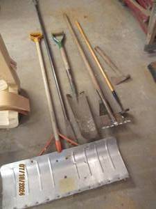 lot 64 image: Lot of handled tools and a heavy pr...