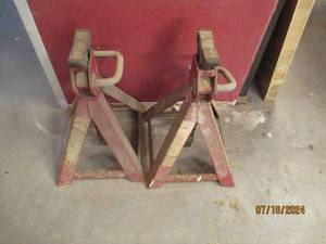 lot 65 image: Vehicle stands...