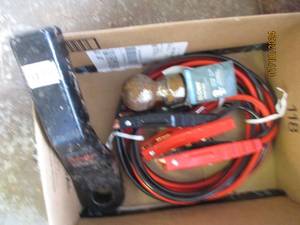 lot 91 image: Trailer hitch accessories and jumpe...