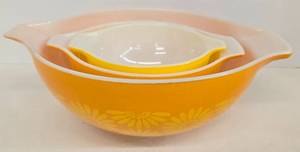 lot 97 image: 3pc Daisy Pyrex Cinderella Nesting Bowl Set 