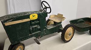 lot 8 image: Vintage 1965 Ertl John Deere Pedal Tractor wTrailer