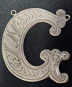 lot 224 image: Vintage Silver Plated Liquor Decanter Tags Gin, Bourbon, Vodka & Cognac- Need Chains