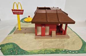 lot 106 image: Vintage 1970s McDonalds Restaurant by Playskool w Playmat