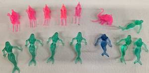 lot 192 image: Vintage Cocktail Toys, Swizzle Sticks & Picks