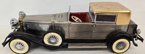 lot 281 image: Vintage 1934 Duesenberg Town Car Transistor Radio