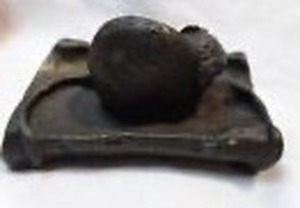 lot 249 image: Antique Cast Bronze - Mounted Figure of a Mouse on a Book Sculpture Paperweight