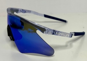 lot 302 image: Vintage OAKLEY HYDRA Prism Sunglasses in Irredescent Blue w Clear Frames