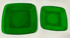 lot 311 image: Vintage ANCHOR HOCKING Forest Green Charm Modern Dinner Plates & Salad Plates - Service for 12