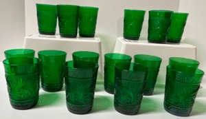 lot 313 image: Vintage Sandwich Indiana Glass Milk Glasses in Emerald Green- Qty 16