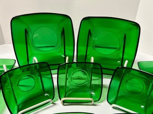 lot 314 image: Vintage ANCHOR HOCKING Forest Green Charm - Large Bowls and Smaller Bowls - Service for 12