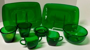 lot 315 image: Vintage ANCHOR HOCKING Forest Green Charm Modern Glassware Emerald Green Serving Pieces