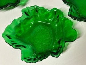 lot 318 image: Vintage ANCHOR HOCKING Forest Green Charm - Leaf Shaped Emerald Green Glass Bowls - Qty 9