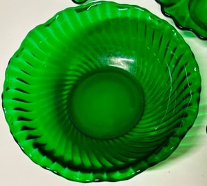 lot 322 image: Vintage ANCHOR HOCKING Emerald Green Serving Dishes - Relish Trays - Shell Servers - Qty 6