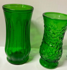 lot 323 image: Vintage Lot of ANCHOR HOCKING and Other Makers Emerald Green Glassware Collection Including Vases, Tray, &nbspFooted Bowl, And More