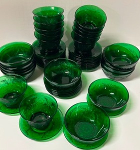 lot 324 image: Vintage ANCHOR HOCKING Emerald Green Sandwich Glass Collectibles Custard Dishes, Saucers  & Fruit Bowls - Qty 54
