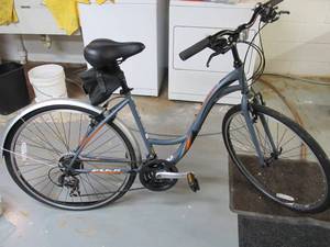 Excellent Like-New FUJI CROSSTOWN Bicycle wBike Accessories