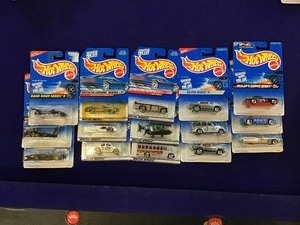 lot 8 image: 5 Unopened Incomplete Sets of Series Hot Wheels