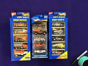 lot 17 image: 3 Set of Gift Packs Hot Wheels