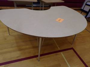 lot 34 image: Kidney Table