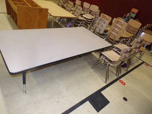 lot 40 image: Table and Chairs Tan