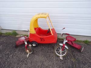 lot 29 image: Pair of Metal Childrens Trikes and Little Tykes Car