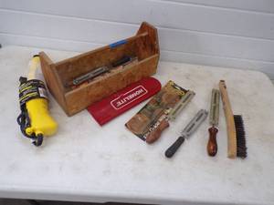 lot 117 image: Work Light and Chain Saw Tools