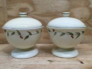 lot 122 image: Lot of 2 - Ceramic bowls with lids