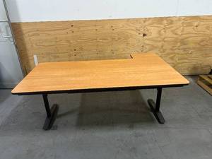 lot 108 image: Height Adjustable Desk (manual crank)