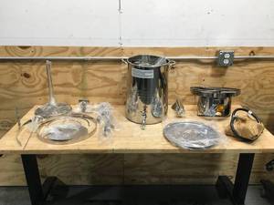 lot 154 image: Bass Pro Shops Stainless Steel Combo Fryer Kit (Retail $199.99) (Dented)